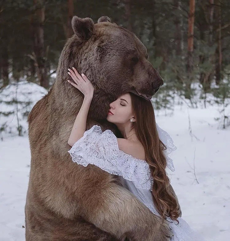 性感美女和一头700kg棕熊相拥而眠！无数男人羡慕嫉妒：这熊太有艳福（组图） - 17