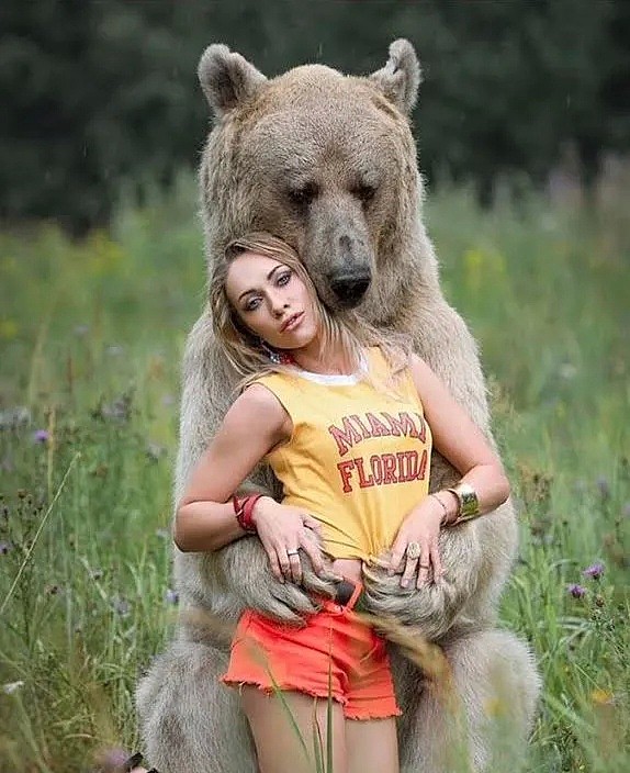性感美女和一头700kg棕熊相拥而眠！无数男人羡慕嫉妒：这熊太有艳福（组图） - 18