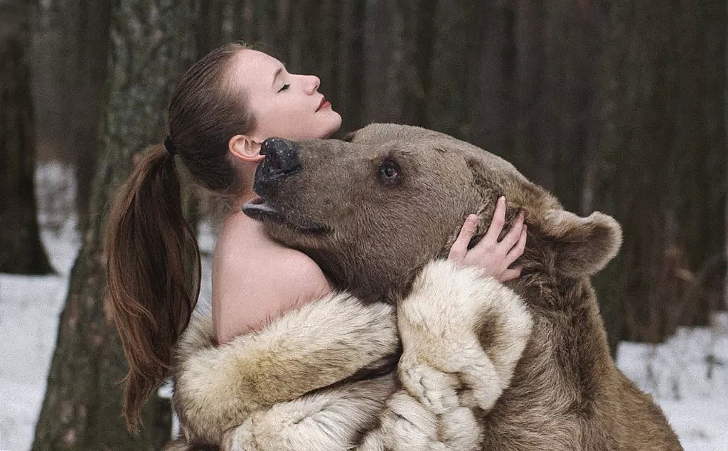 性感美女和一头700kg棕熊相拥而眠！无数男人羡慕嫉妒：这熊太有艳福（组图） - 21