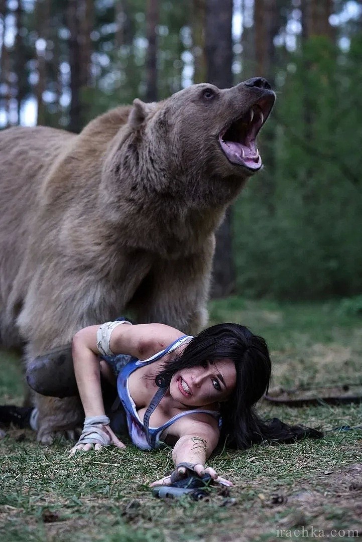 性感美女和一头700kg棕熊相拥而眠！无数男人羡慕嫉妒：这熊太有艳福（组图） - 22