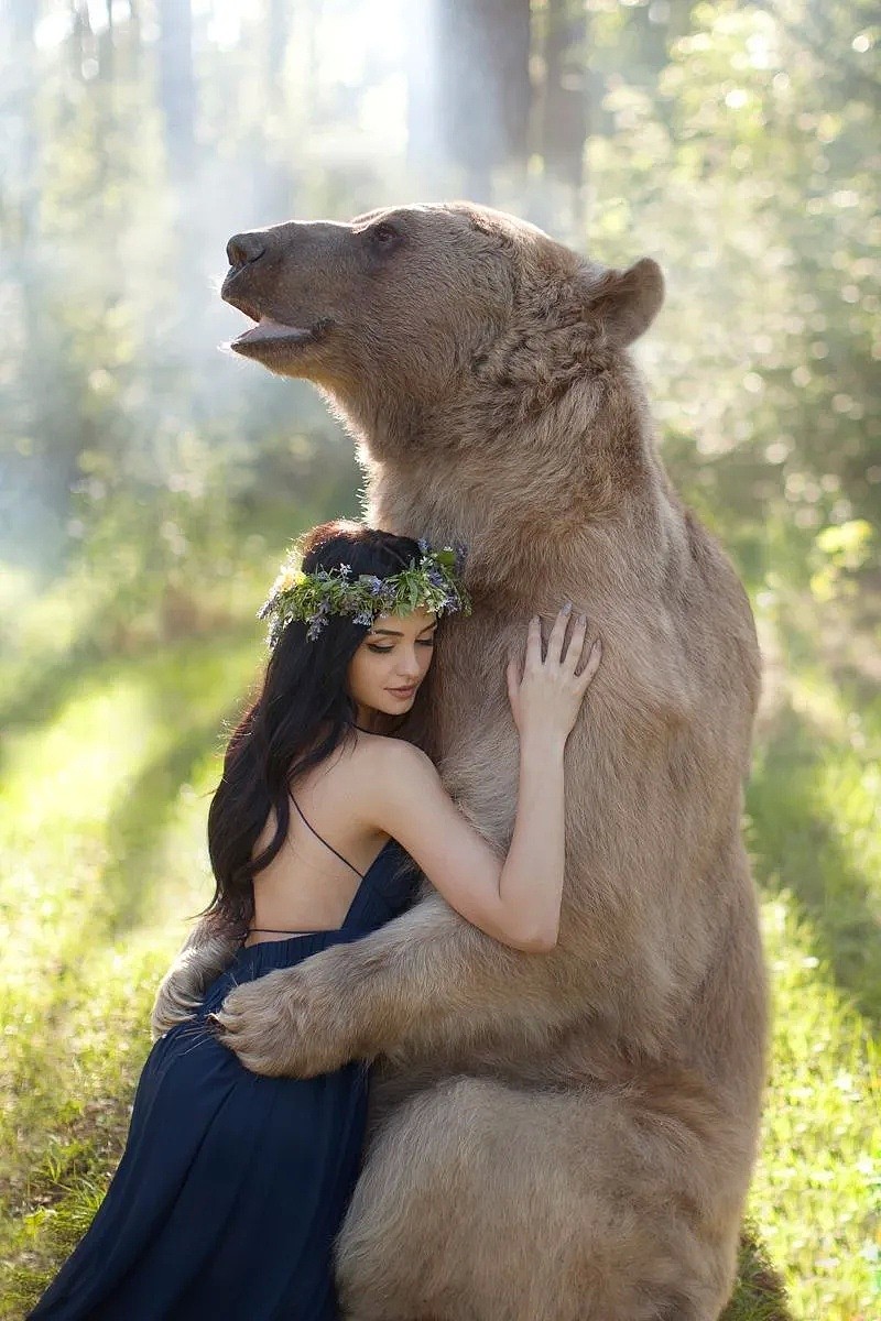性感美女和一头700kg棕熊相拥而眠！无数男人羡慕嫉妒：这熊太有艳福（组图） - 24
