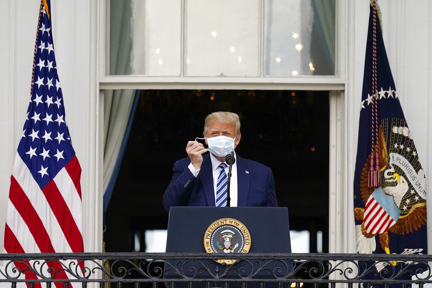 2020年10月10日，美国总统特朗普在白宫出席公共活动。 这是他出院后首次出席公共活动。 特朗普戴着口罩上台。 （AP）