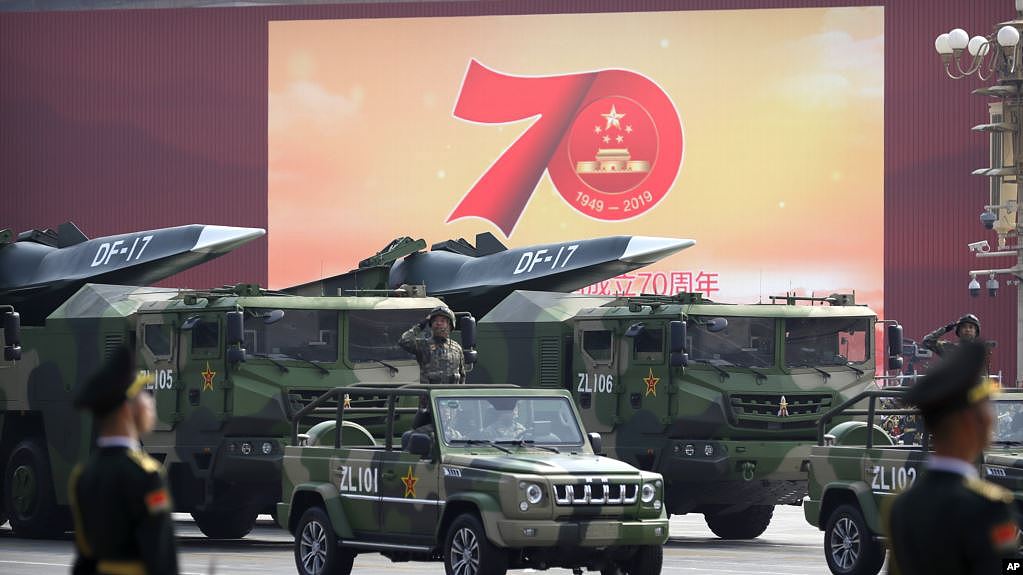 2019年10月1日在北京天安门广场举行为庆祝中共建政70年举行的阅兵式上展示的中国车载东风17型弹道导弹。
