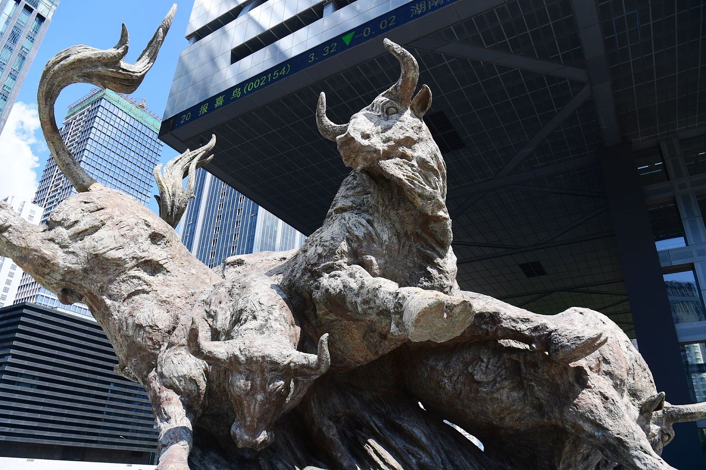 深圳始终保持经济发展的活力，图为深圳证券交易所广场前的雕塑。（中新社）
