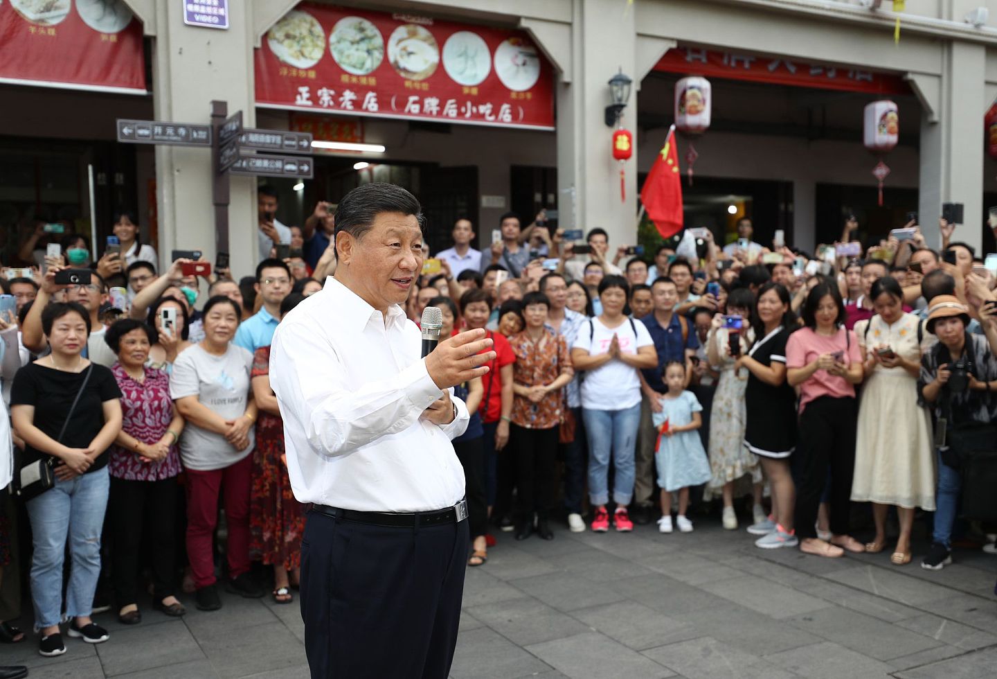 习近平已南下广东，将出席深圳经济特区建立40周年庆祝大会。图为习近平考察潮州市牌坊街。（新华社）