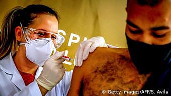 Brasilien Porto Alegre COVID-19 Impfstoff Freiwillige Testphase (Getty Images/AFP/S. Avila)