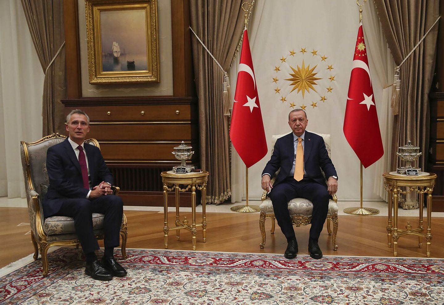 2020年10月5日，土耳其总统埃尔多安在安卡拉的总统府接见到访的北约秘书长斯托尔腾贝格（Jens Stoltenberg，左）。双方围绕纳卡冲突议题进行协商，后者希望土耳其协助平息战事，但埃尔多安则对北约盟国的和稀泥态度多有批评。（美联社）