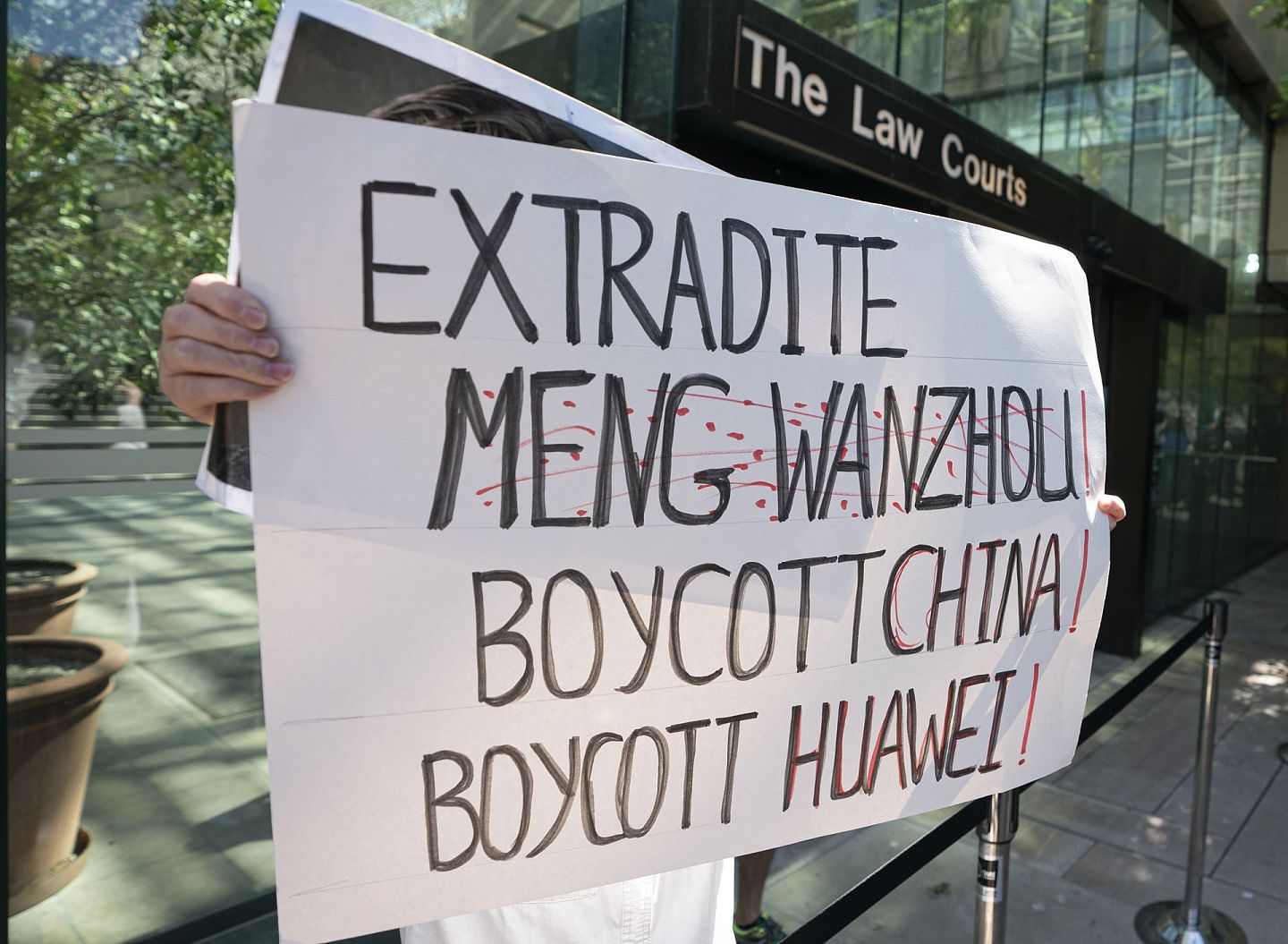 图为2020年5月27日，华为副董事长孟晚舟于卑诗省最高法院出席听证会，有示威者要求引渡孟晚舟到美国，并抵制中国和华为。 （Getty）