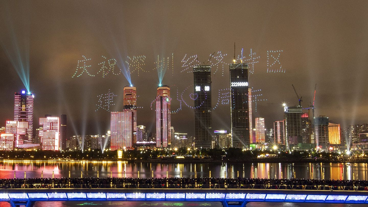 2020年8月26日晚，深圳湾畔人才公园上空826架无人机组成“庆祝深圳经济特区建立40周年”字样，以此庆祝深圳经济特区建立40周年（视觉中国）