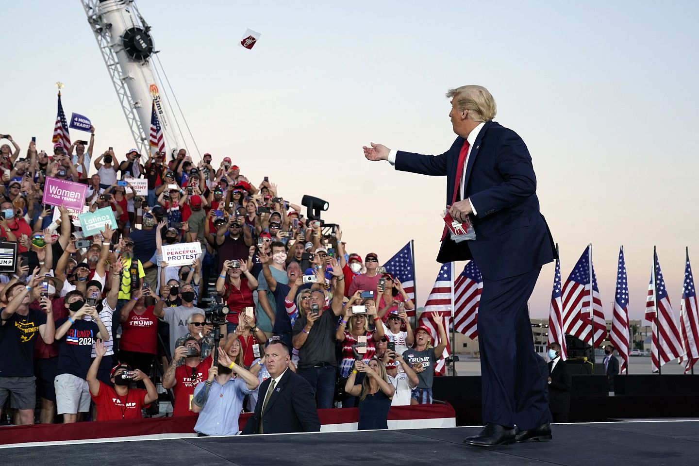 2020年10月12日，美国总统特朗普抵达佛罗里达州奥兰多桑福德国际机场参加竞选集会时，向人群中扔去了口罩。（AP）