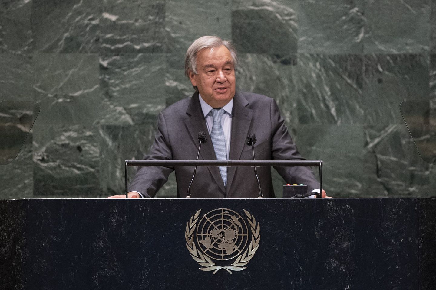 联合国秘书长古特雷斯（Antonio Guterres）9月22日在联合国大会上发表讲话，呼吁中美不要分裂全球。（AP）