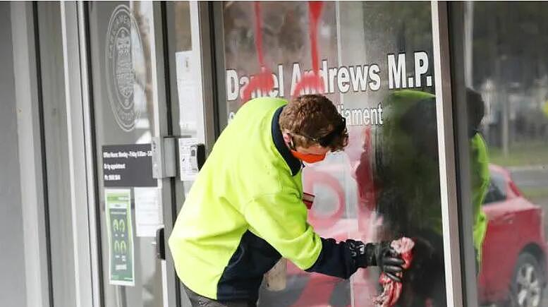 维州州长办公室再次遭涂鸦破坏，这次窗户都被砸烂（组图） - 7