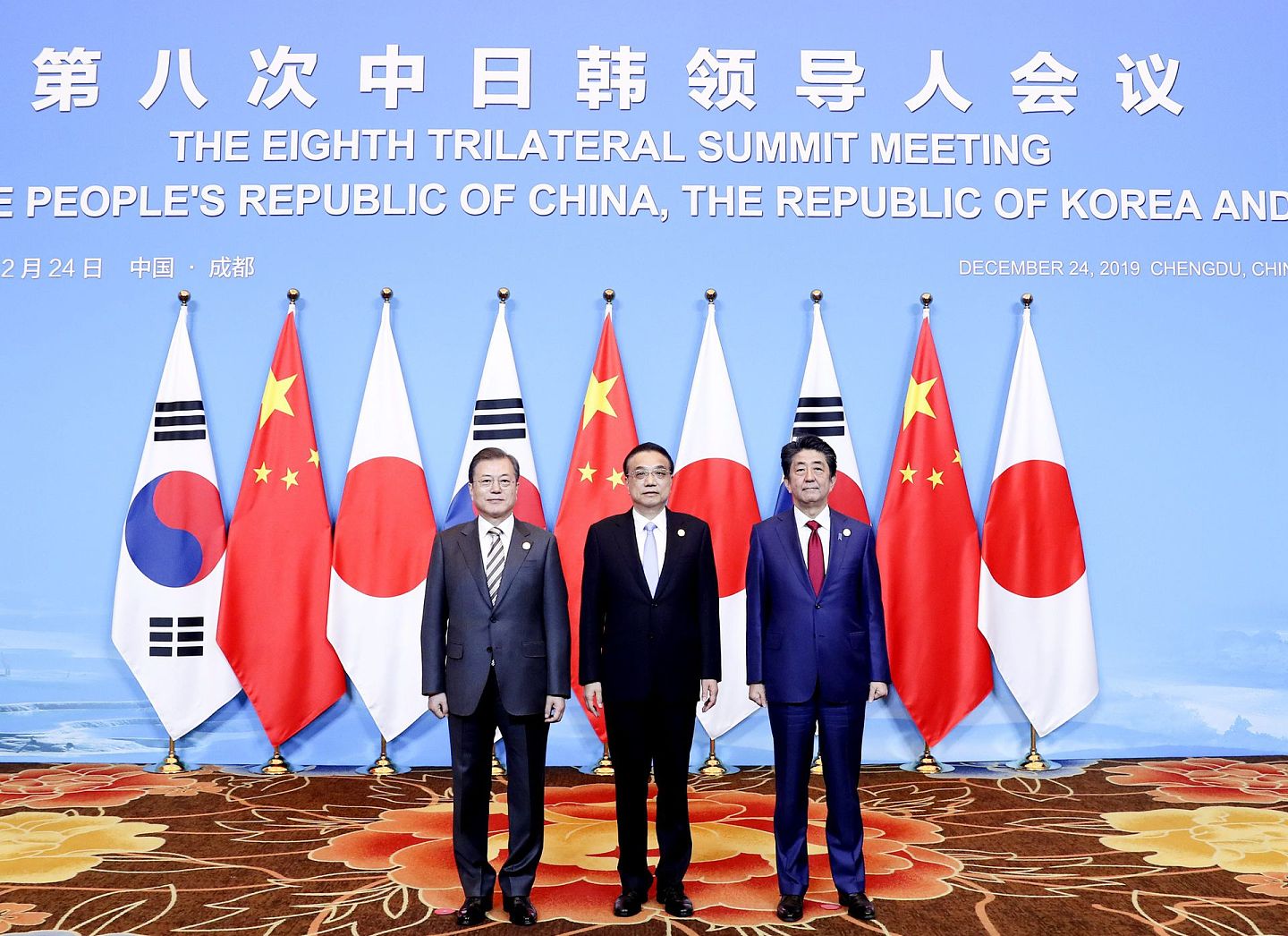 2019年12月24日，中日韩首脑峰会在中国成都举行，中国国务院总理李克强（中）、韩国总统文在寅（左）以及当时的日本首相安倍晋三（右）出席了峰会。图为会议前，三国领导人合影。（新华社）