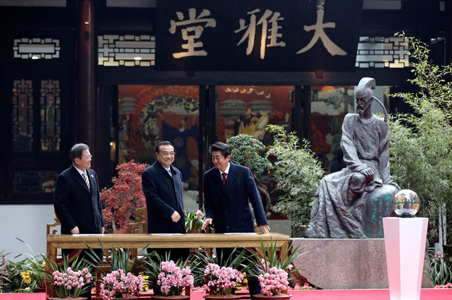 三国领导人12月24日还在成都杜甫草堂博物馆出席了文化纪念活动。（中国政府网）