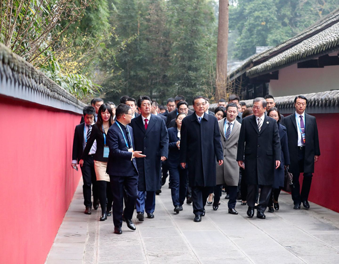 三国领导人共同游览成都杜甫草堂博物馆。（中国政府网）