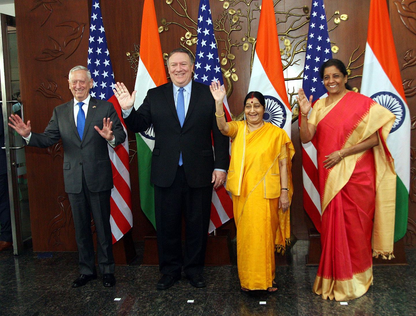 美国国务卿蓬佩奥（左二）和印度颇有渊源，他在2018年前往印度参加美印2+2会议时曾专门确保了双方签署《通信兼容和安全协议》（COMCASA）的进程。（新华社）