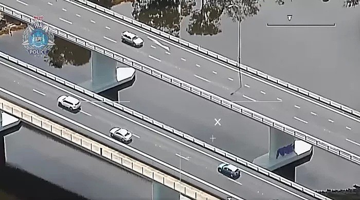 西澳男子偷盗车辆后逃窜，横冲直撞穿高速与途经车辆相撞！车毁人伤 - 1