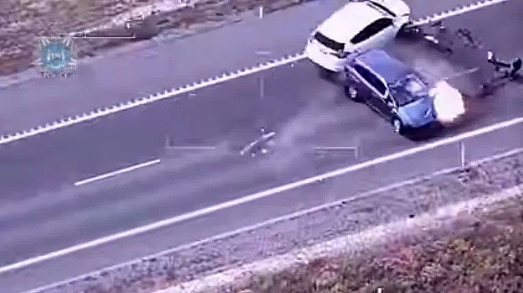 西澳男子偷盗车辆后逃窜，横冲直撞穿高速与途经车辆相撞！车毁人伤 - 2