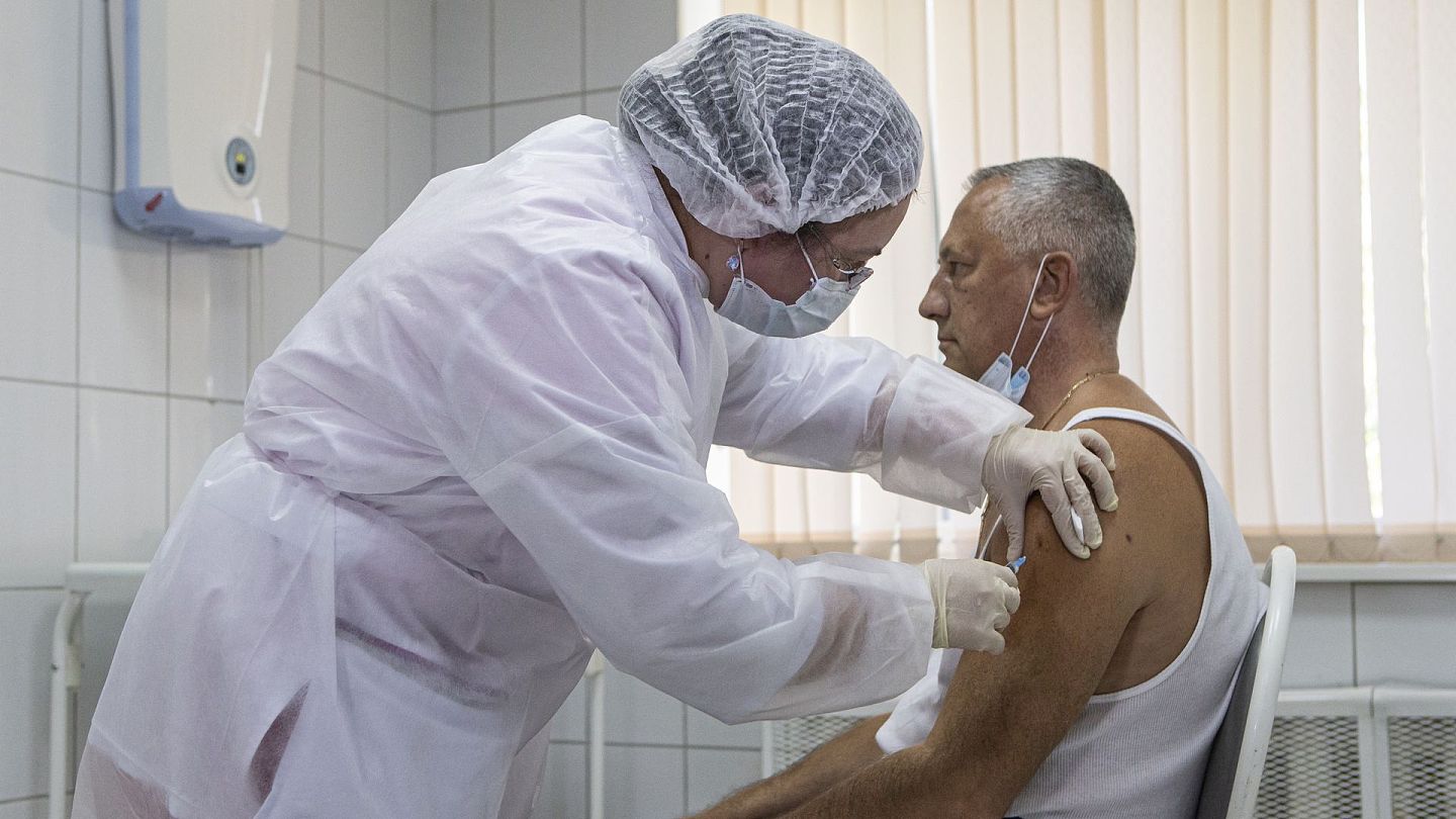 新冠疫苗：图为9月15日，莫斯科医护人员为民众注射试验性质的新冠肺炎疫苗。（AP）