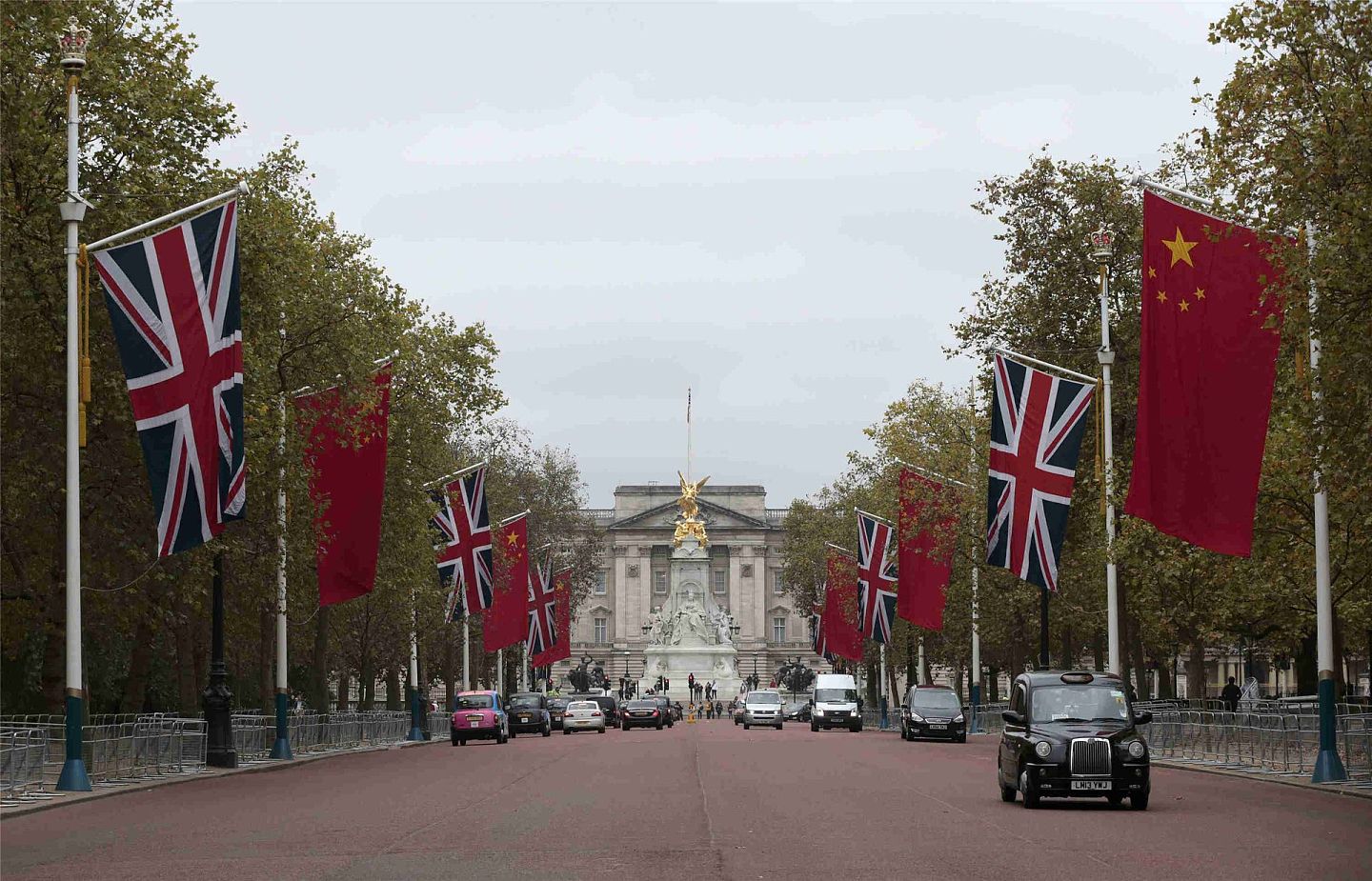 2015年10月19日，中国国家主席习近平访问英国，伦敦街道上悬挂中英两国国旗。 （Reuters）
