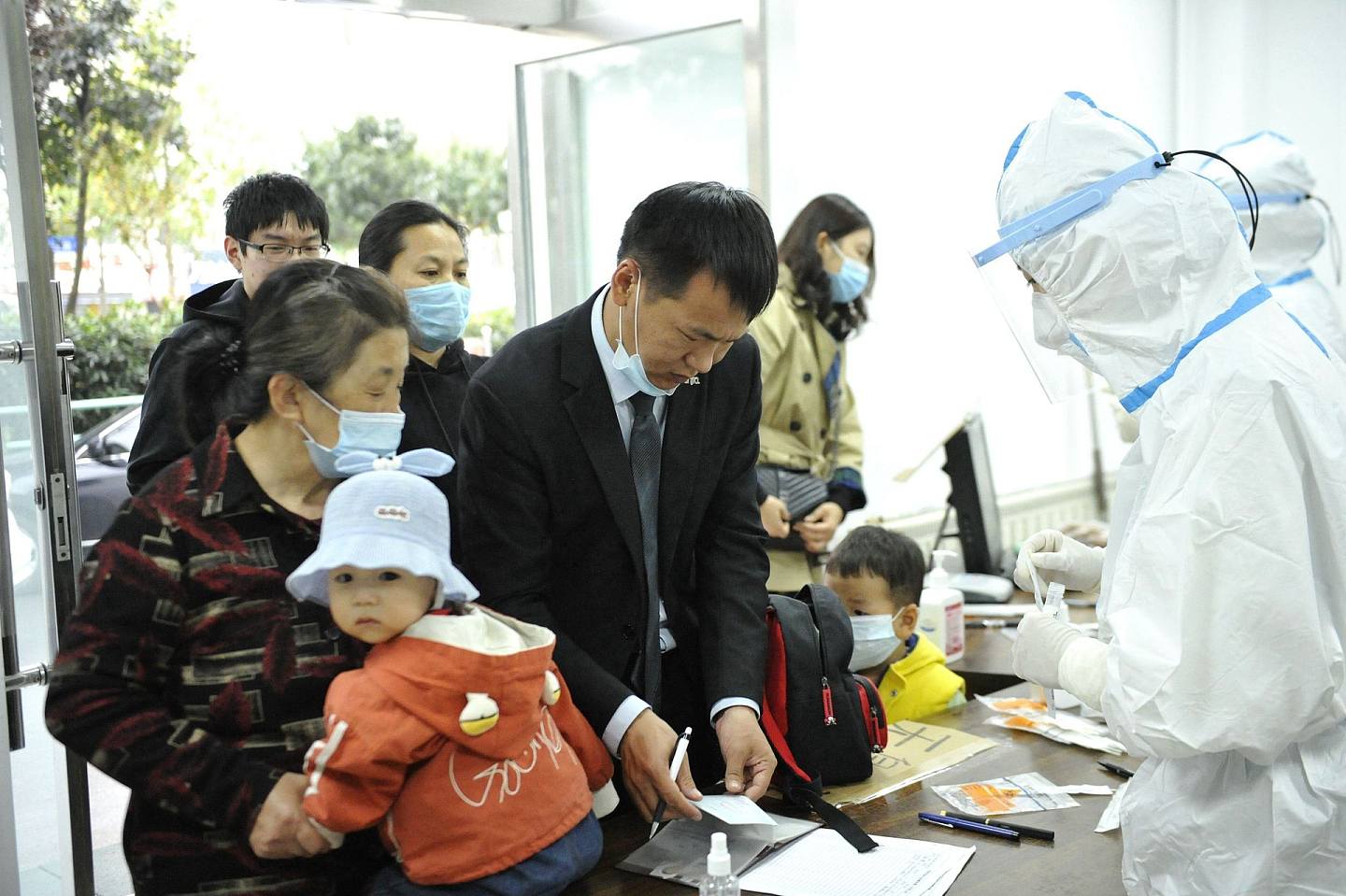 10月14日，山东青岛一社区核酸检测点，市民在登记核酸检测个人信息。 （VCG）