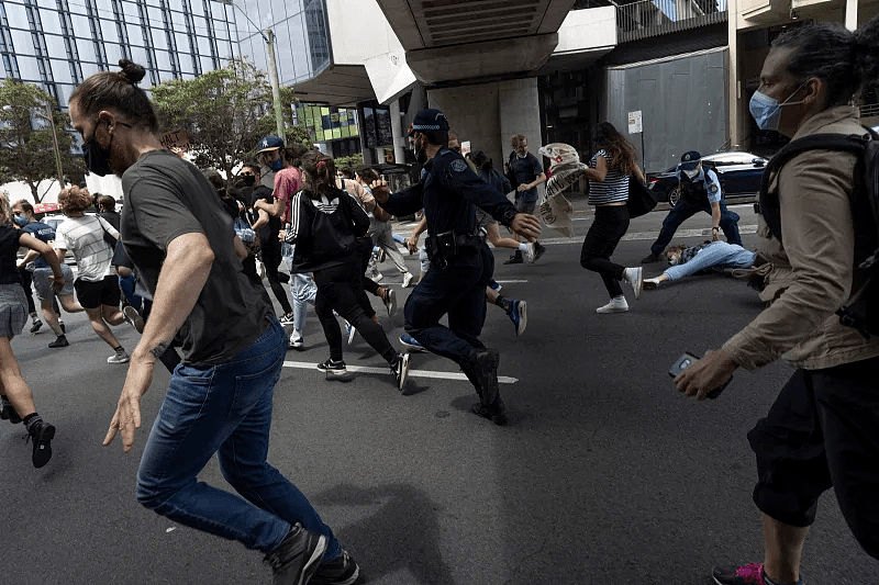 教授围观游行却遭警察暴力执法，悉大公开声明：支持学生及员工维权和投诉！（组图） - 6