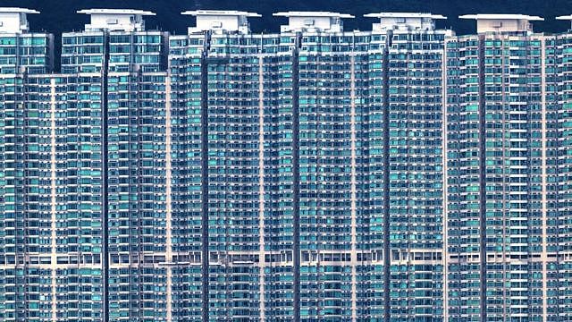 在香港买房安居是很艰难的人生大事。