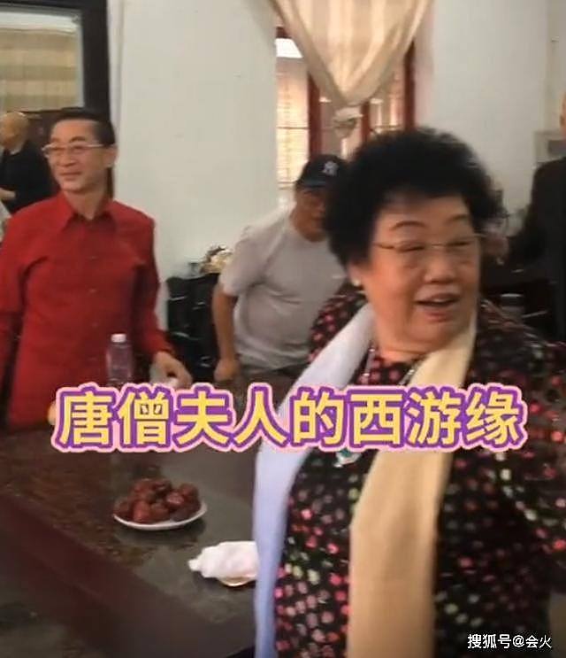 迟重瑞带百亿首富妻子聚餐，六小龄童马德华不敢入座？（组图） - 1