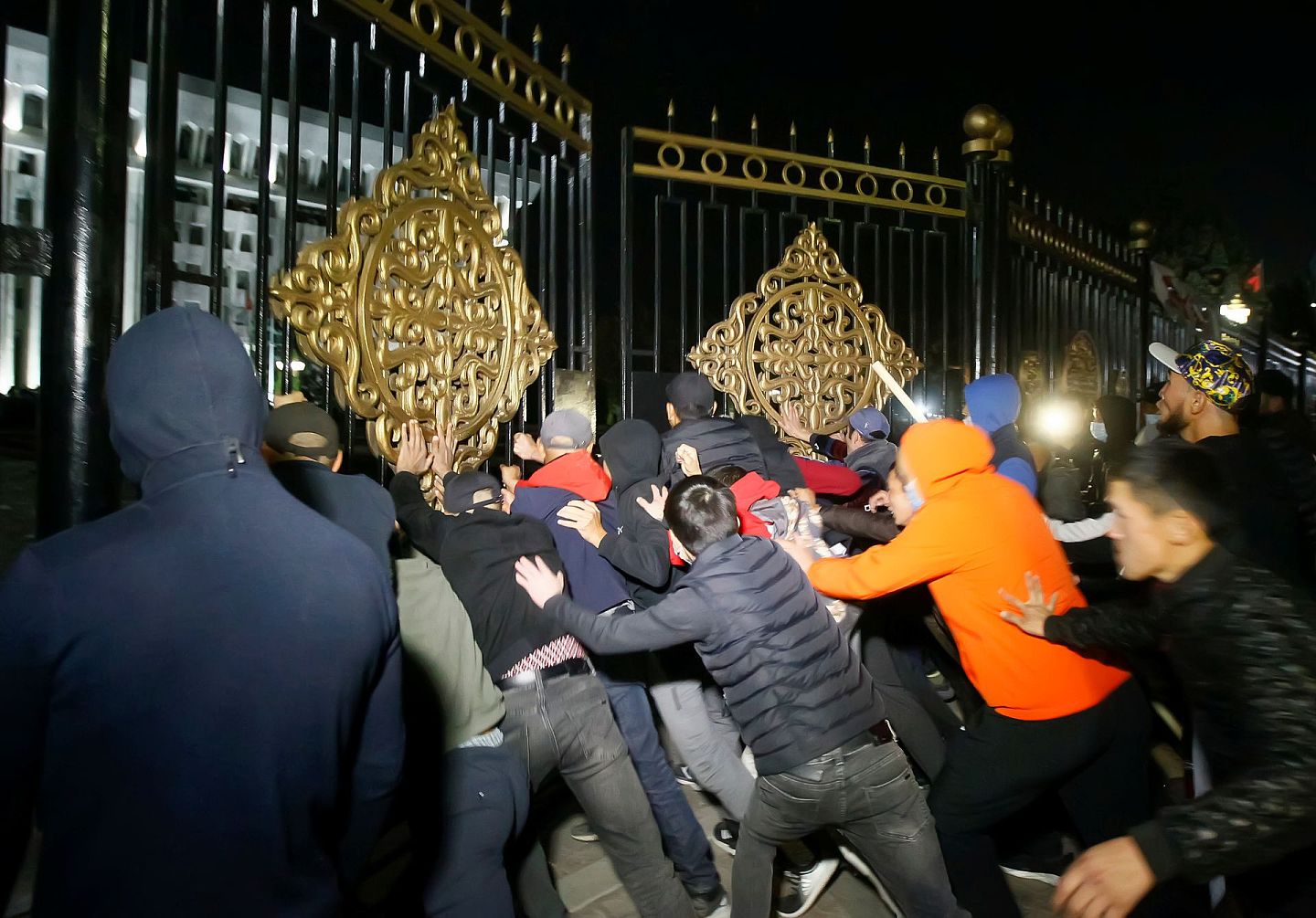 10月5日，吉尔吉斯比什凯克入夜后示威渐趋激烈，示威者成功冲破警方防线，闯入政府大楼。 （Getty）