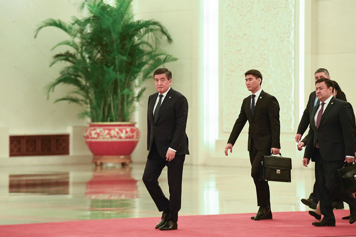 吉尔吉斯斯坦总统热恩别科夫10月9日解散该国政府，并于10月15日辞职。 （Reuters）