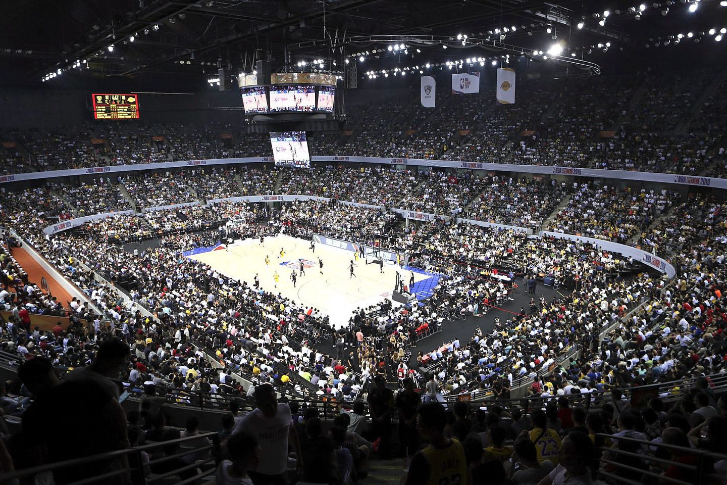 2019年10月12日晚，在深圳举行的洛杉矶湖人队对布鲁克林篮网队的NBA季前赛吸引了成千的中国球迷。 （Reuters）