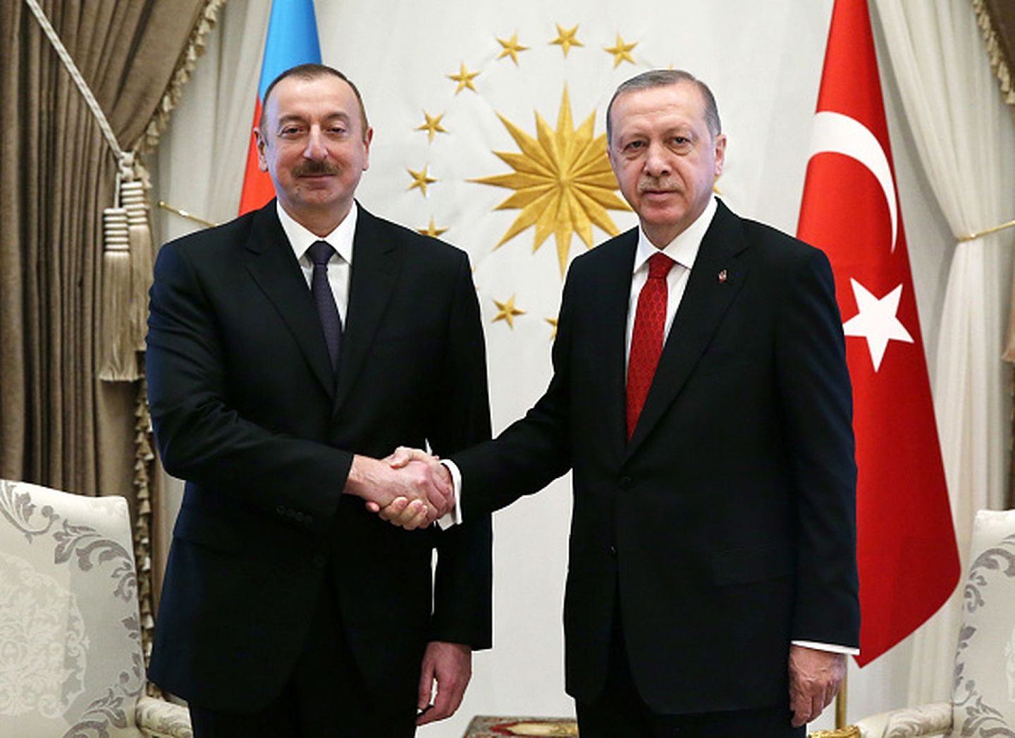 在土耳其独联体地缘战略的四面楚歌声中，只有阿塞拜疆仍然保持着与安卡拉方面的良好互动。图为2018年4月25日，土耳其总统埃尔多安（Recep Tayyip Erdogan）在安卡拉总统府接见到访的阿塞拜疆总统阿利耶夫（Ilham Aliyev）。（Getty Images）