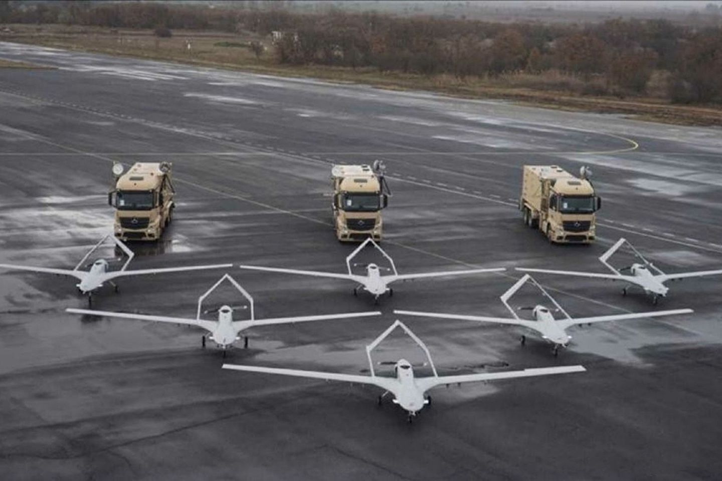图为最新一轮纳卡冲突期间土耳其提供给阿塞拜疆的军用无人机。 （微博@梁无咎）