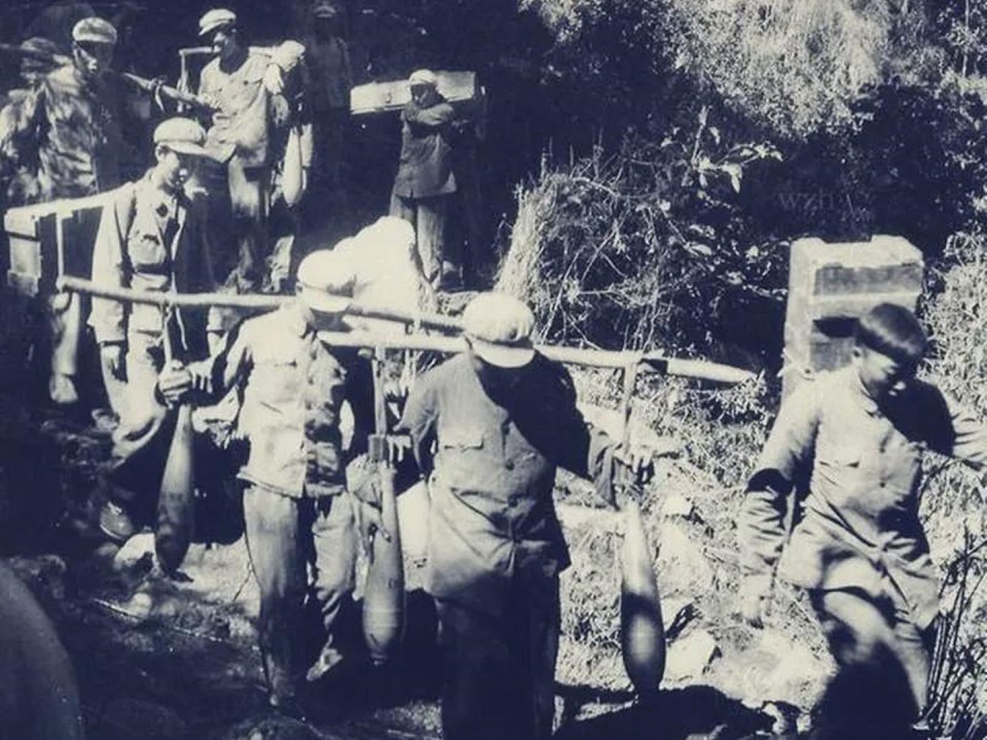 1962年中印战争时，中国军队为克服艰难的运输环境，亲自以扁担挑着120毫米迫击炮送往前线。（中国历史研究院）