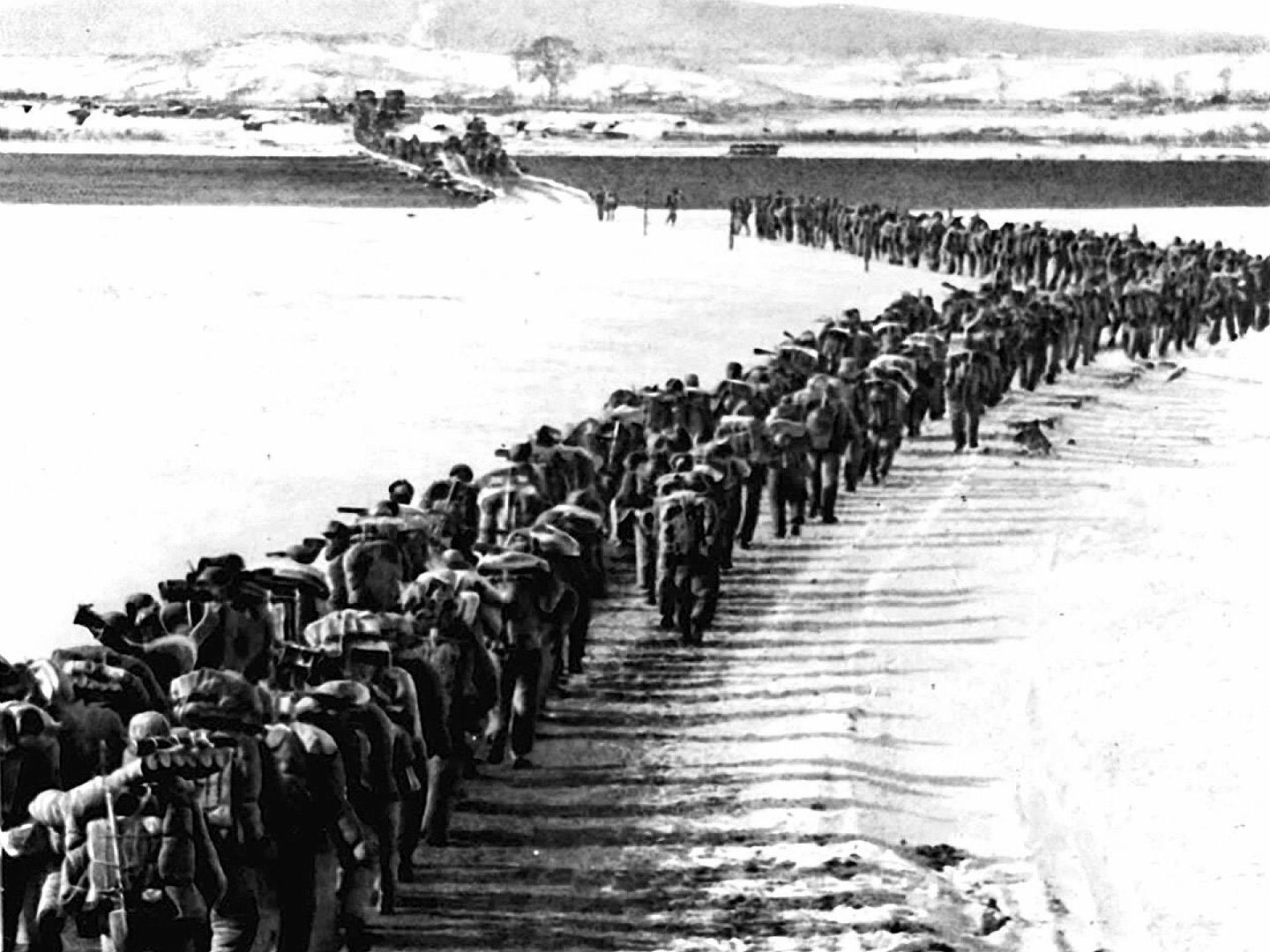 1950年中国出兵朝鲜前，曾表示“勿谓言之不预也”。图为当年10月14日第十五野战军第119师第334团过鸭绿江。 （Getty Images)