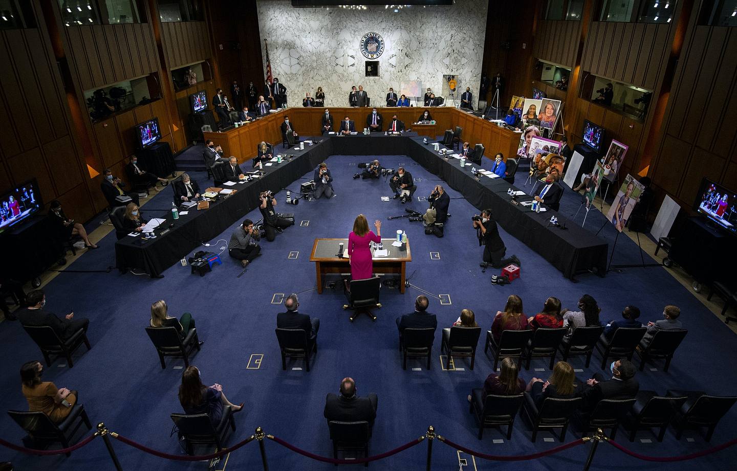 最高法院提名人艾米·康尼·巴雷特在2020年10月12日星期一在华盛顿国会山的参议院司法委员会的确认听证会上宣誓。 （Kevin Dietsch /AP ）