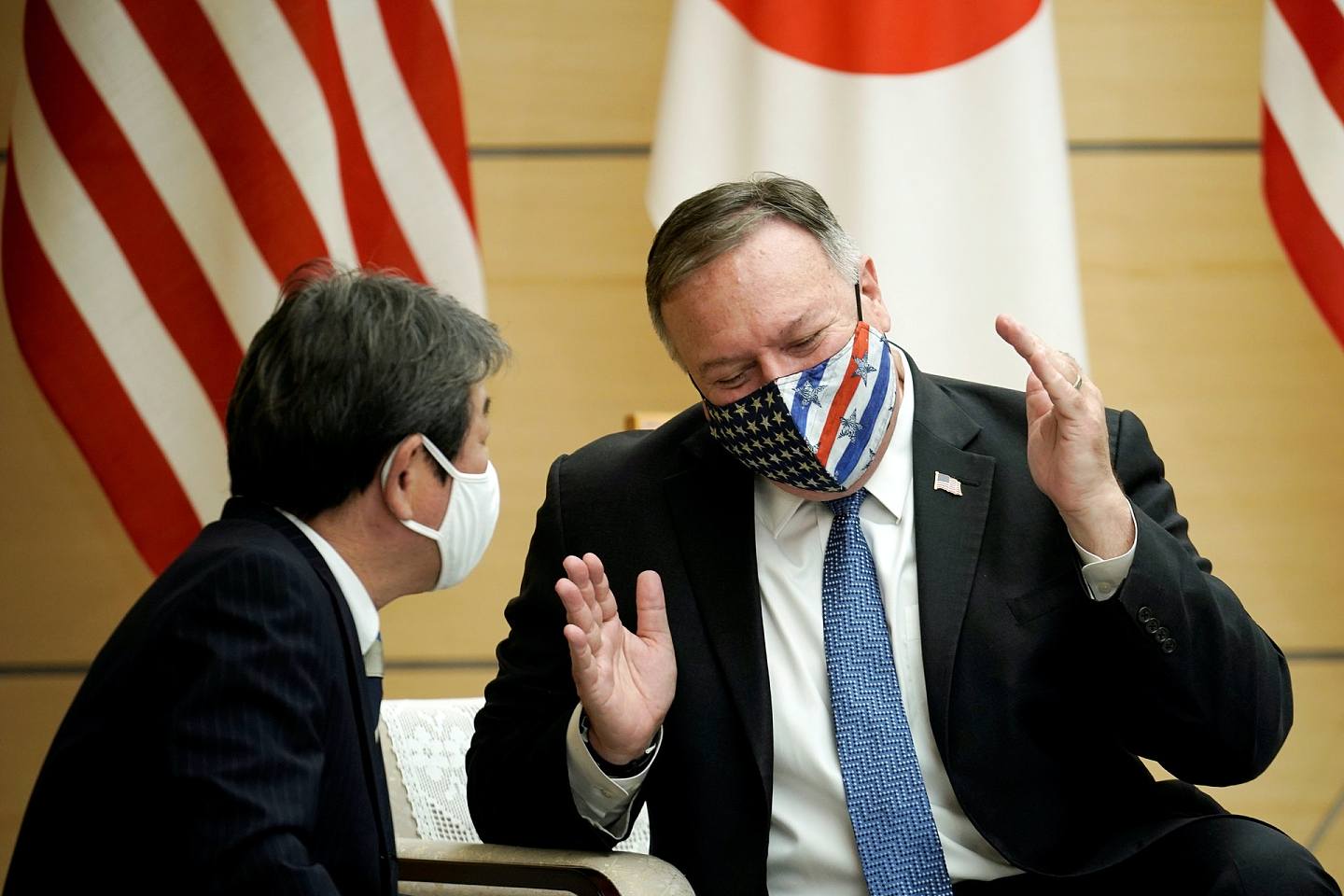 图为10月6日日本外相茂木敏充和美国国务卿蓬佩奥在东京聊天，当时他们在等待与日本首相菅义伟于首相办公室会面。 （Reuters）