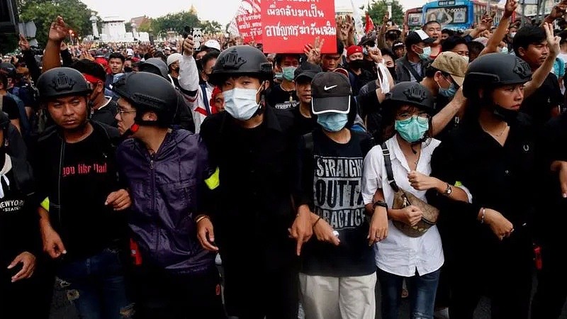 泰国是要变天？泰王终于回国，国内抗议者和拥皇派激烈互殴...（组图） - 4