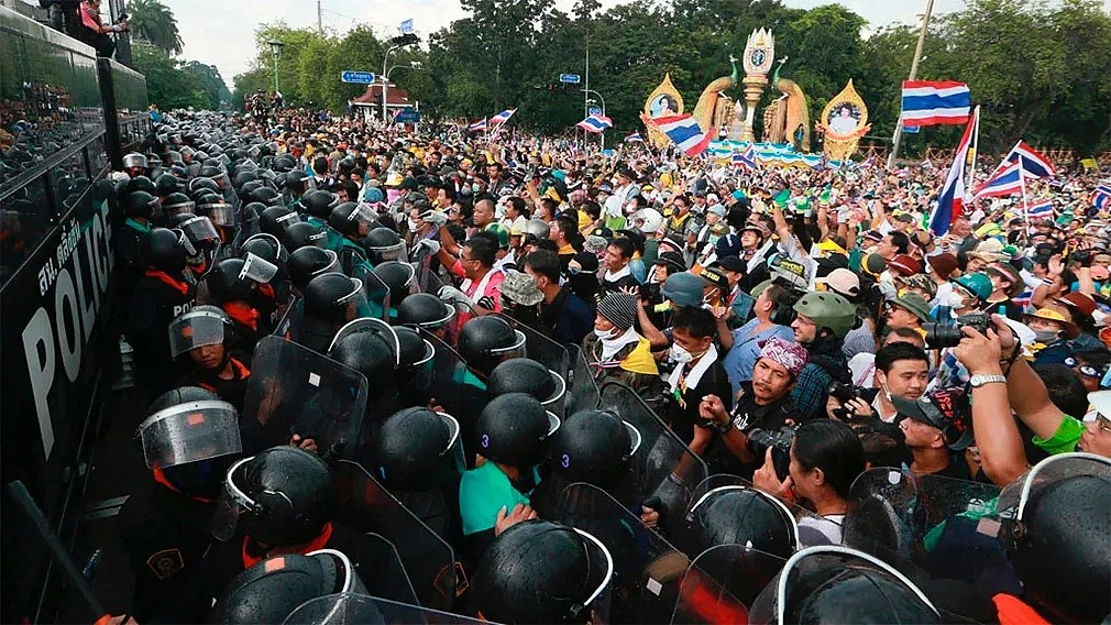 泰国是要变天？泰王终于回国，国内抗议者和拥皇派激烈互殴...（组图） - 1
