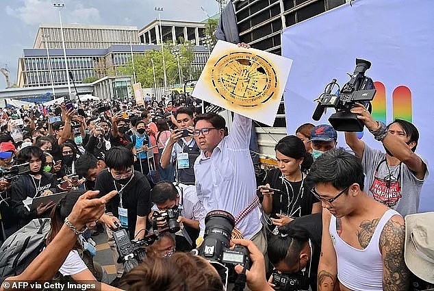 泰国是要变天？泰王终于回国，国内抗议者和拥皇派激烈互殴...（组图） - 18
