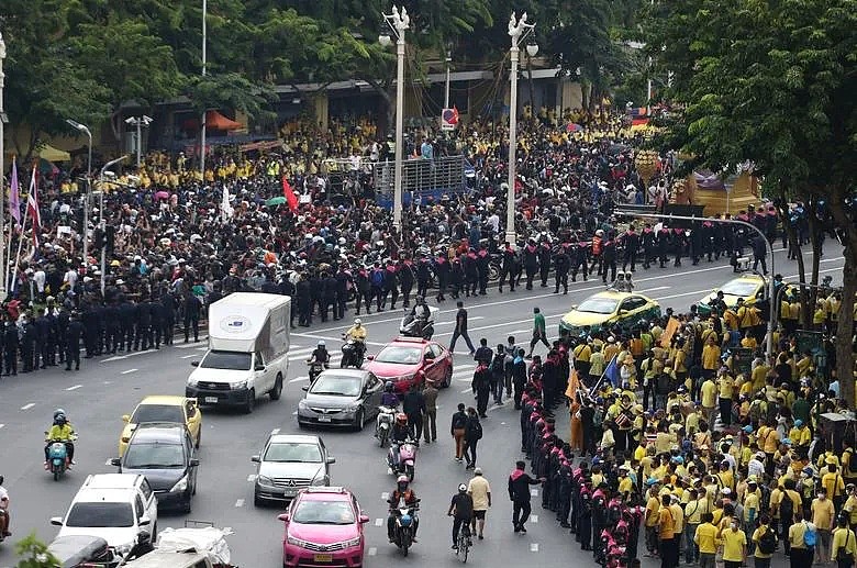 泰国是要变天？泰王终于回国，国内抗议者和拥皇派激烈互殴...（组图） - 21