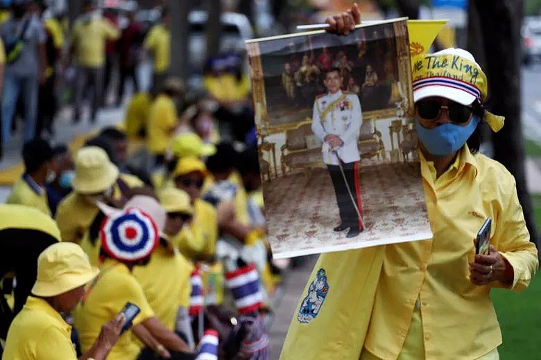 泰国是要变天？泰王终于回国，国内抗议者和拥皇派激烈互殴...（组图） - 22