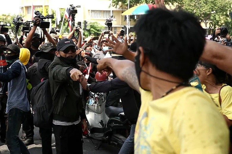 泰国是要变天？泰王终于回国，国内抗议者和拥皇派激烈互殴...（组图） - 24