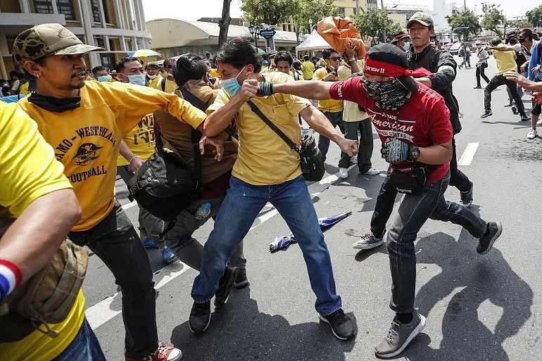 泰国是要变天？泰王终于回国，国内抗议者和拥皇派激烈互殴...（组图） - 26