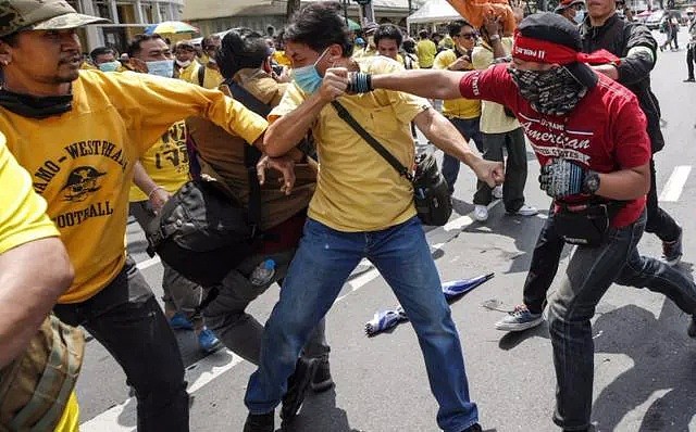 泰国是要变天？泰王终于回国，国内抗议者和拥皇派激烈互殴...（组图） - 27