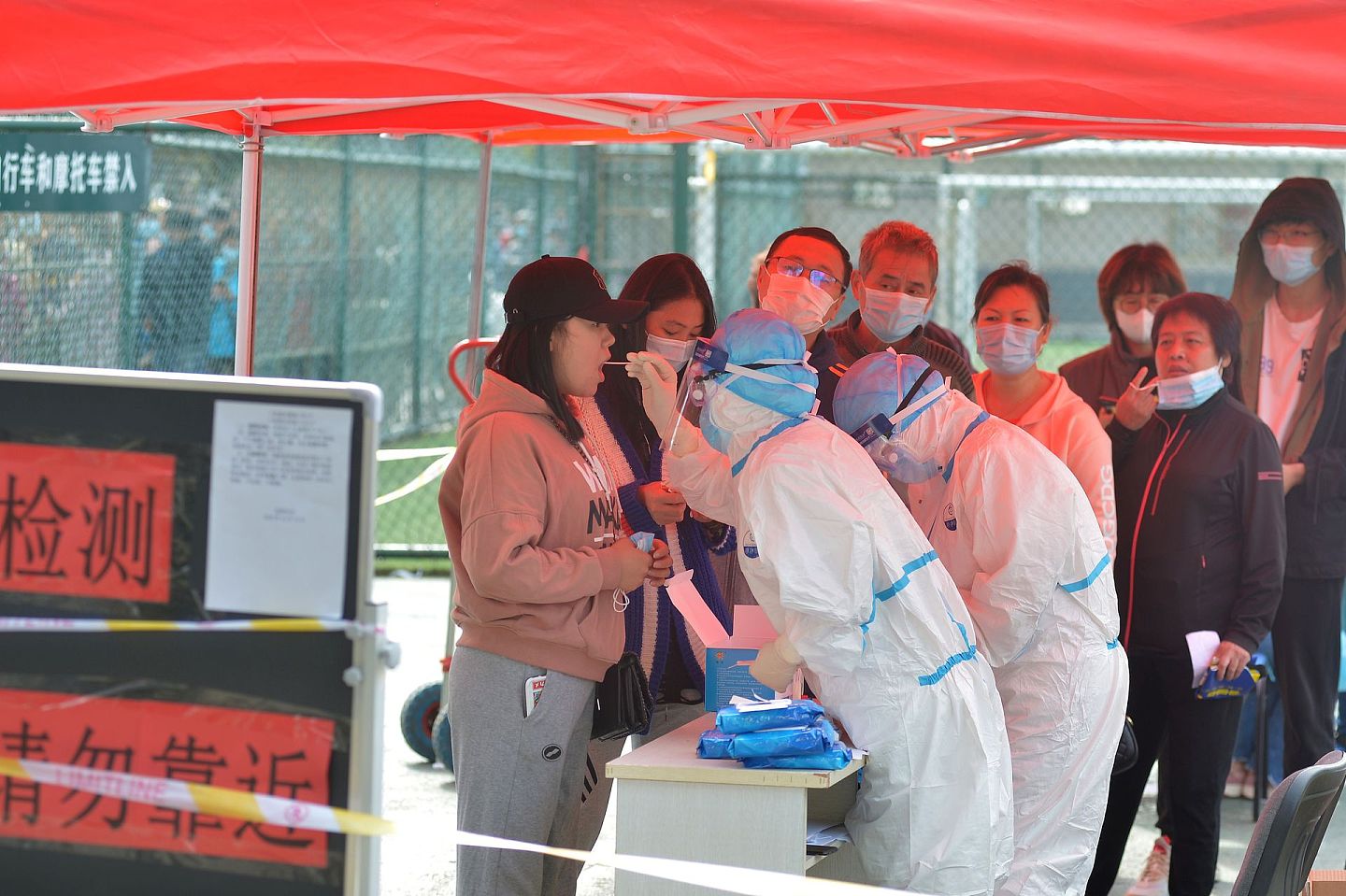 青岛新一轮新冠肺炎疫情发生后，全市民众进行核酸检测。 （人民视觉）