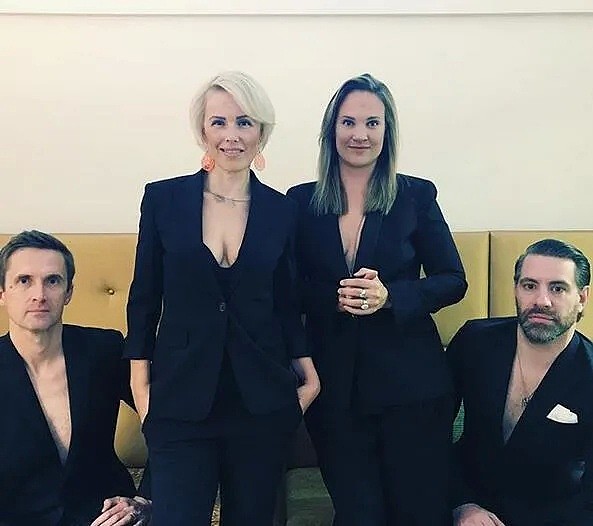 芬兰女总理拍露胸封面照遭批，女网友们纷纷露“深V”力挺（组图） - 18