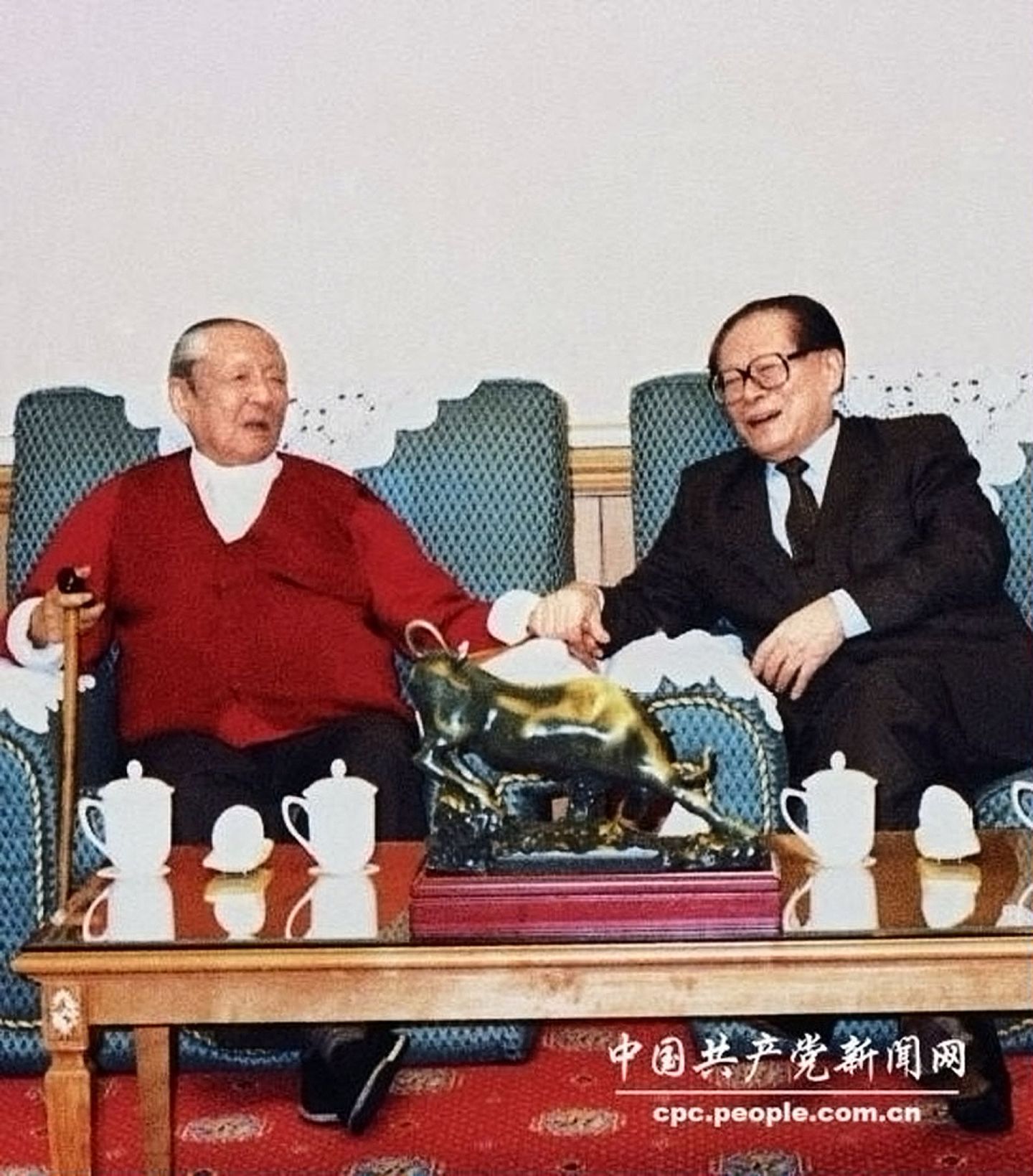 2000年2月21日，江泽民（右）在深圳看望倡导创办深圳经济特区的习仲勋。（中国共产党新闻网）