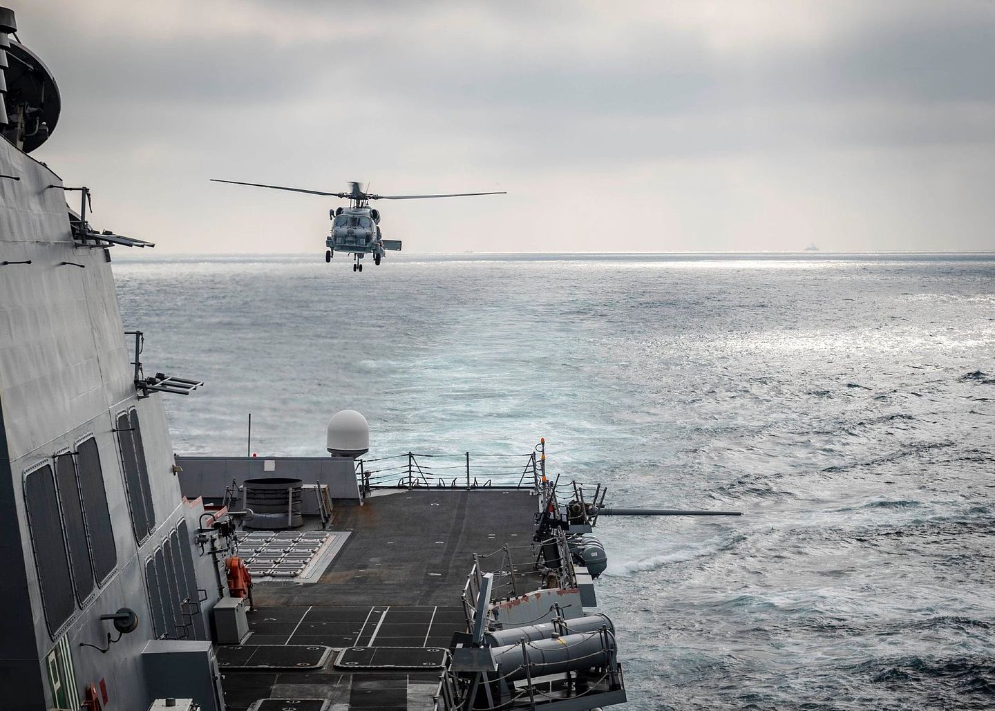2020年3月26日，美国太平洋舰队发布新闻，详细描述了美军神盾驱逐舰于3月25日穿越台海的细节。图为美军舰在台海航行时进行直升机起降的演练。（U.S.Pacific Fleet@Facebook）