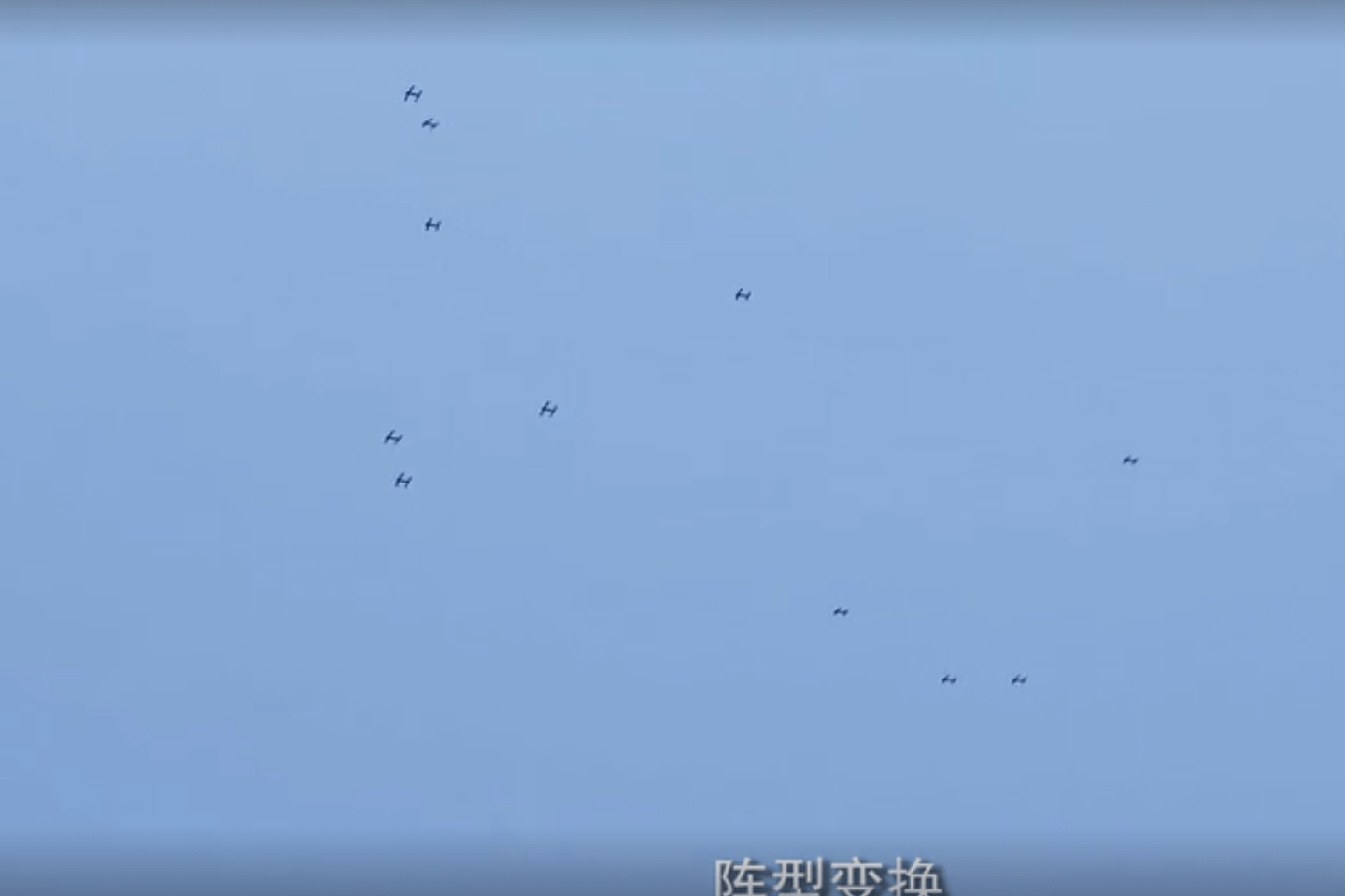 48管无人机“蜂群”空中编队待命。 （微博@鼎盛沙龙）